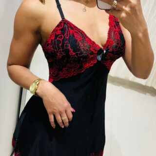 Camisola preta com detalhe em renda